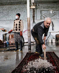 شستشوی سنتی قالی در قالیشویی اشرفی اصفهانی